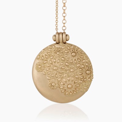 MY MUSE GLORY EMBOSSED LOCKET NECKLACE